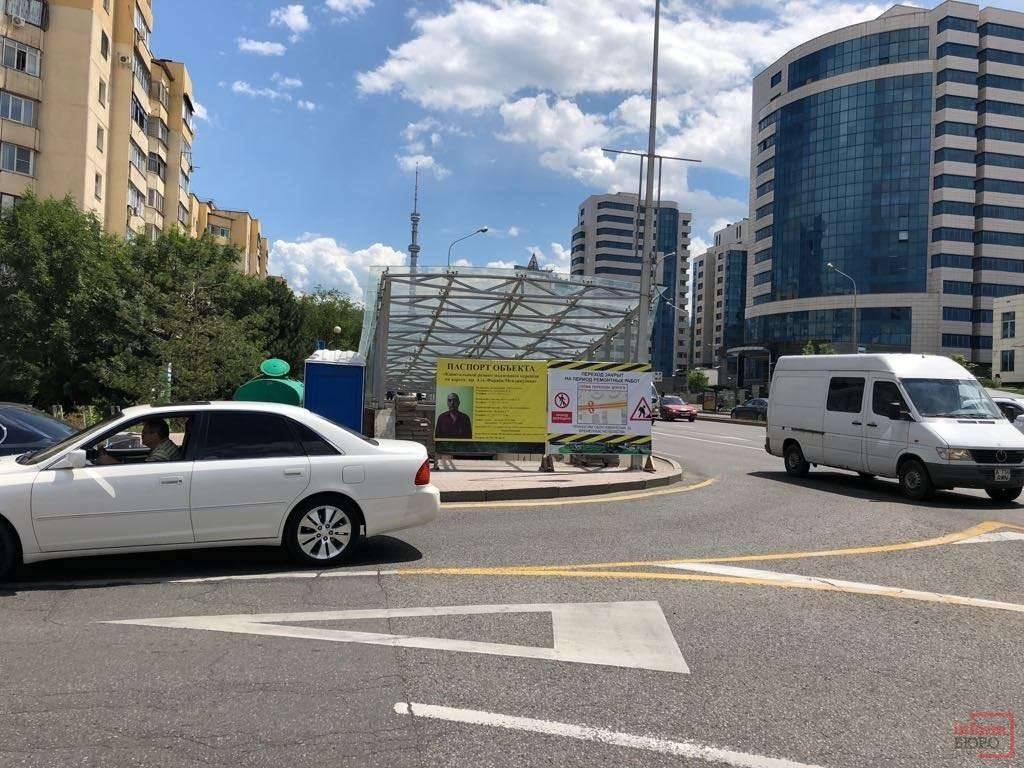 На входе в подземный переход на Аль-Фараби - Мендикулова висит табличка о ремонте с указанием подрядчика, фото и номер ответственного