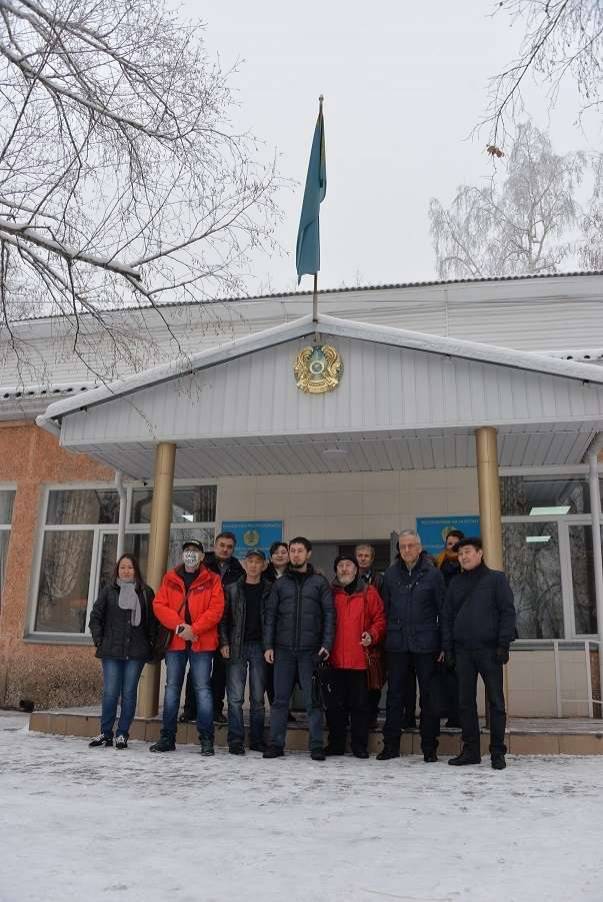 Декабрь 2018 года. вместе с соратниками и журналистами у здания в Бостандыкского суда Алматы.