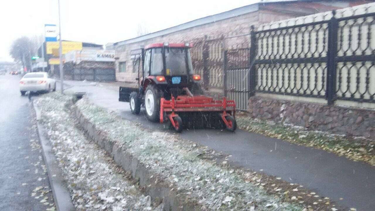 250 тонн песка и соли рассыпали в городе