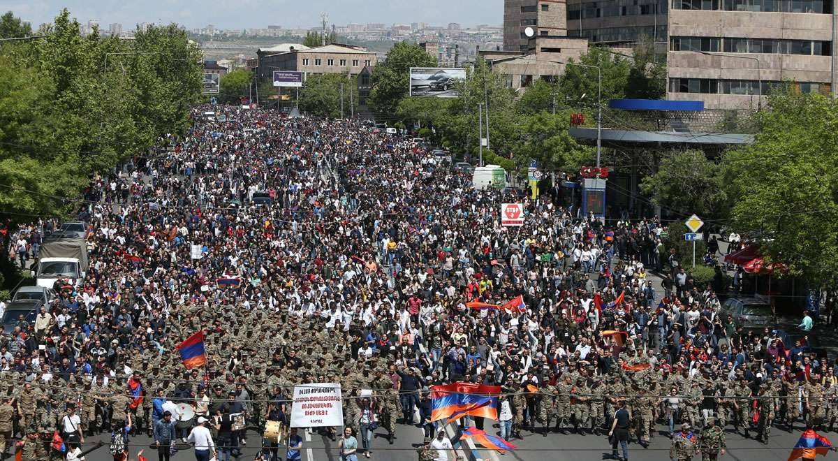 К протестующим присоединились военные