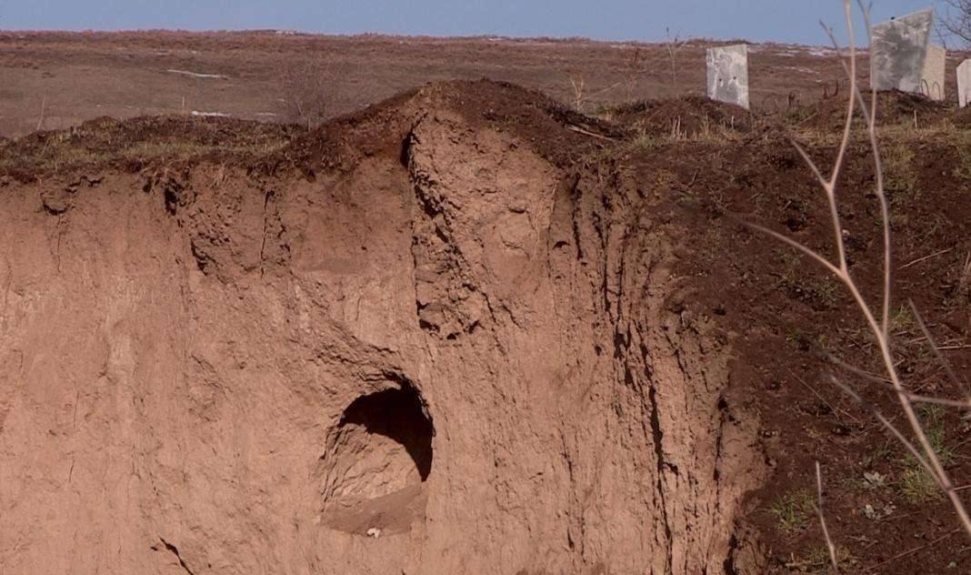 Пока в акимате думают, где взять деньги на решение проблемы, размытых могил становится больше