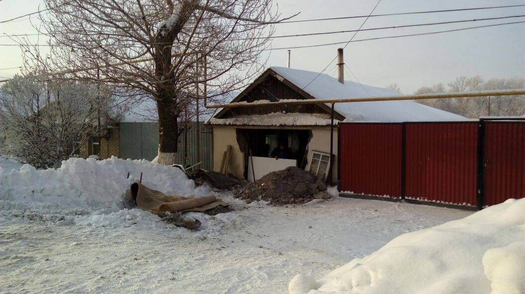 Машина на полном ходу въехала в частный дом 