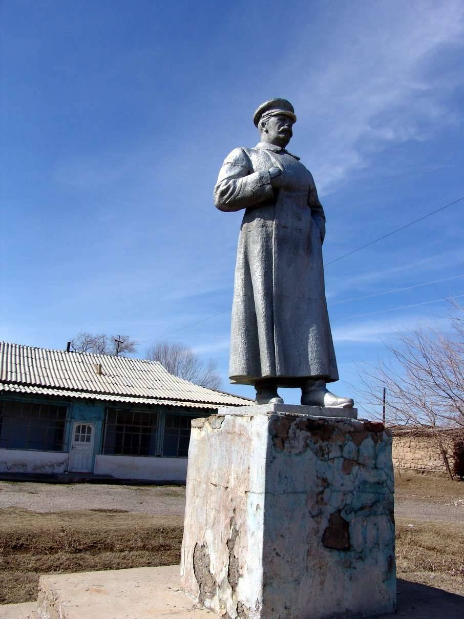 Памятник Сталину в кишлаке Старый Икан (Южно-Казахстанская область)