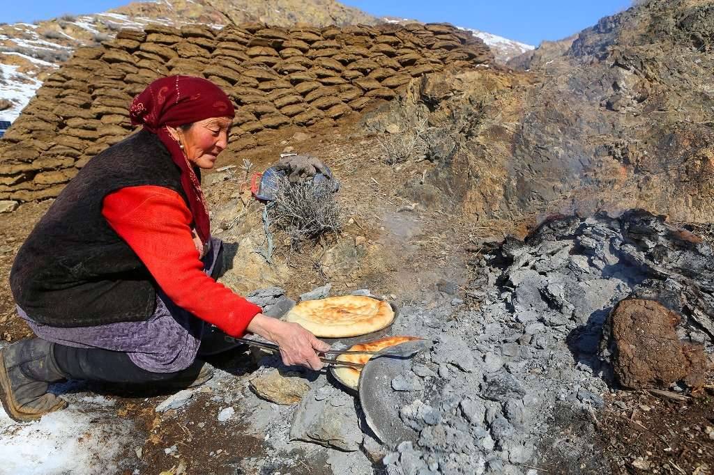 Қи жағып, оттың табына табамен нан пісіру деген осы