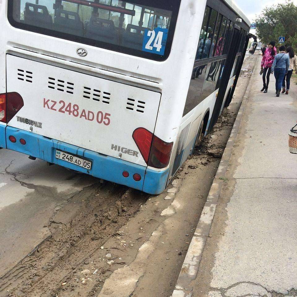 Рейсовый автобус с пассажирами завяз в грязи