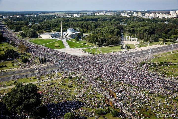 Протестующие на проспекте Победителей в Минске