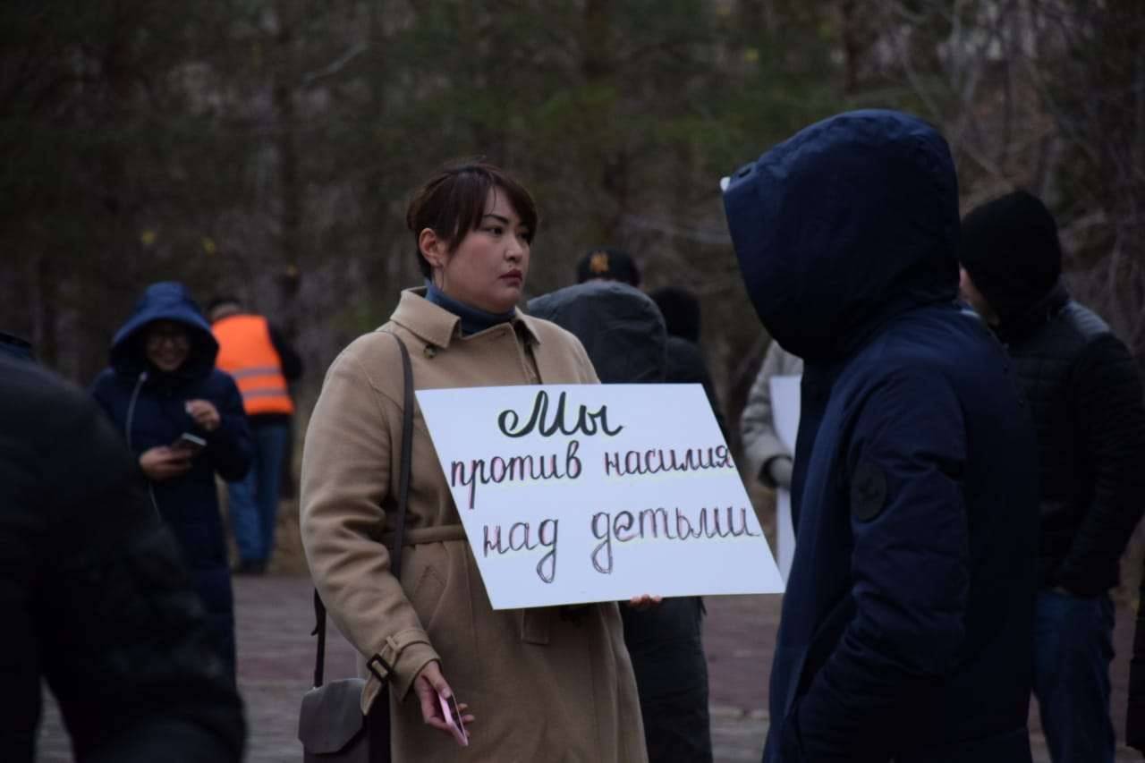 Участники потребовали обеспечить объективное расследование по всем фактам насилия в отношении женщин, стариков и детей.