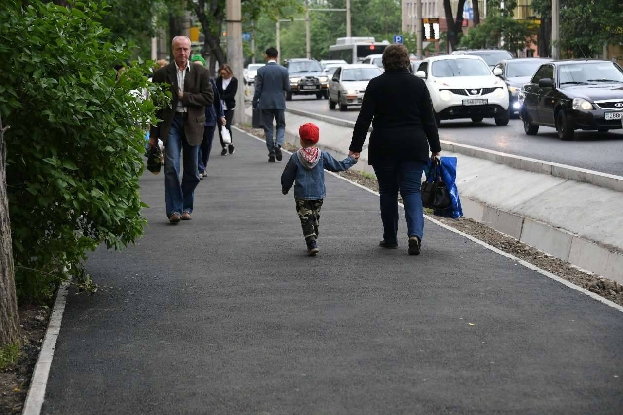 В Алматы восстанавливают и строят новые тротуары для пешеходов