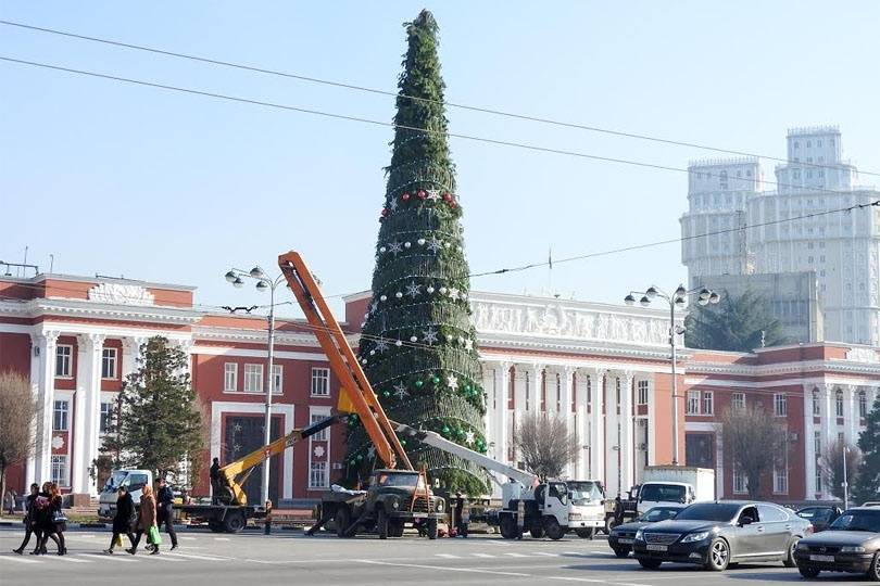 Главную ёлку Таджикистана начали устанавливать только 28 декабря