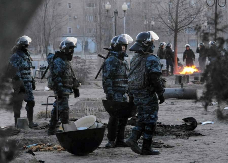 Жанаозен, 17 декабря 2011 года. Бойцы специального подразделения