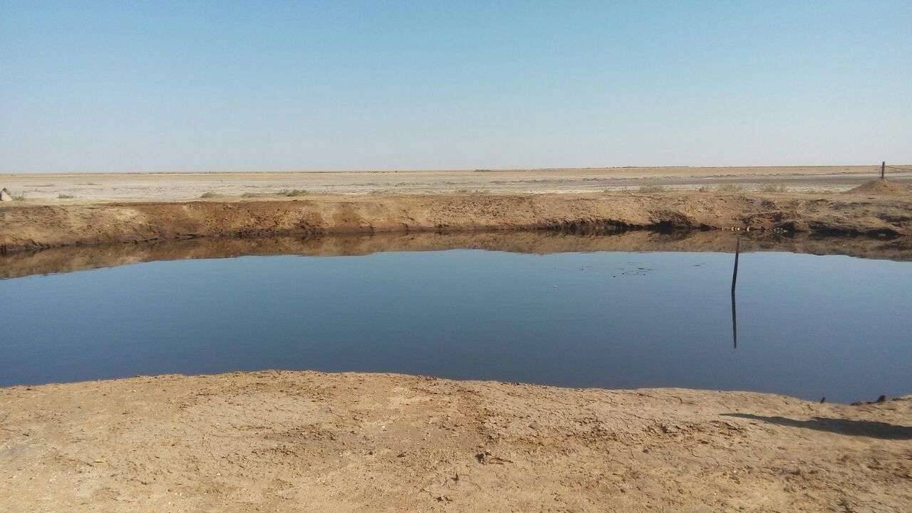 Озерцо от скважины заполнено не нефтью, а грунтовой водой