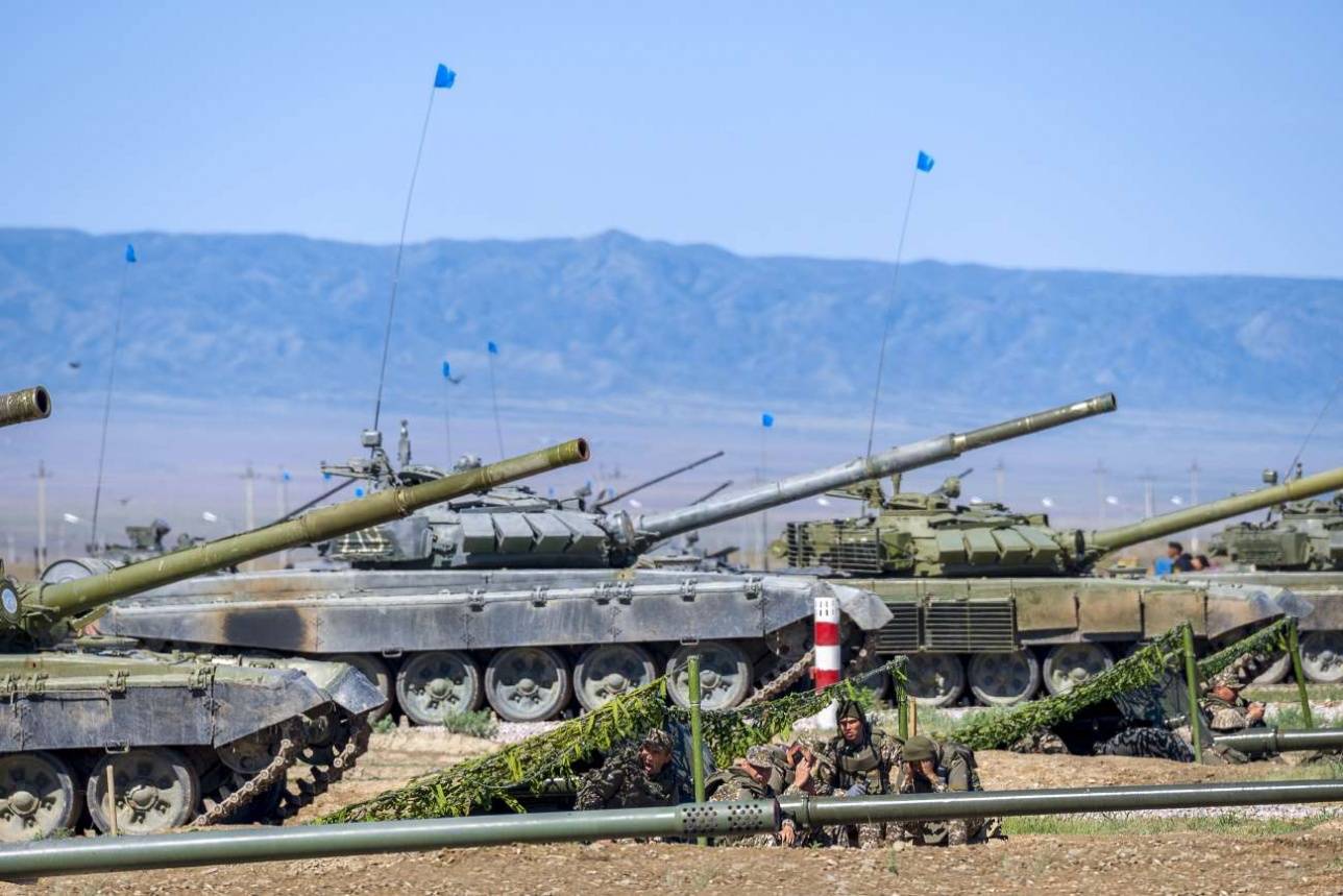 Танки Т-72Б на боевой позиции