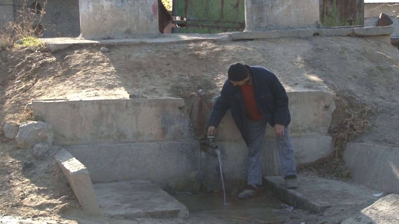 Единственный на весь посёлок источник воды зимой часто перемерзает