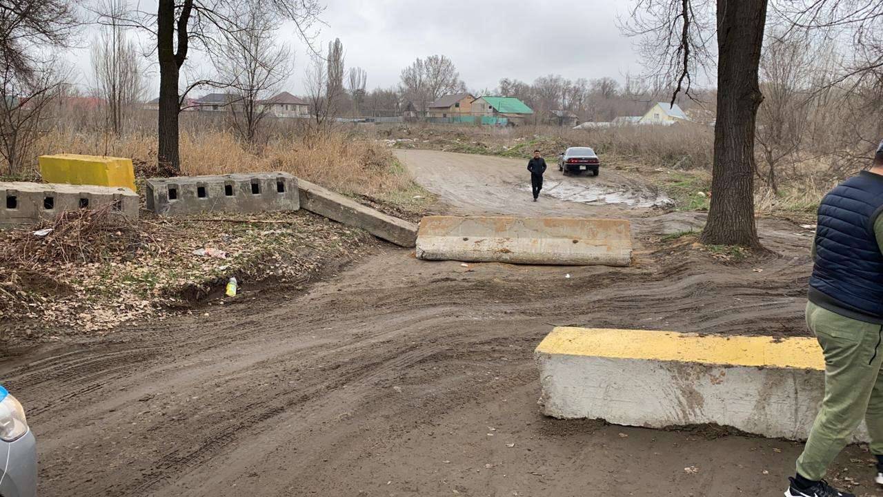 Полицейские перекрывают мелкие улица