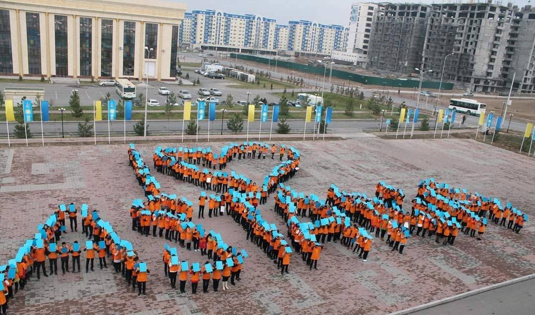 Ученики НИШ выстроились в фразу I love Astana