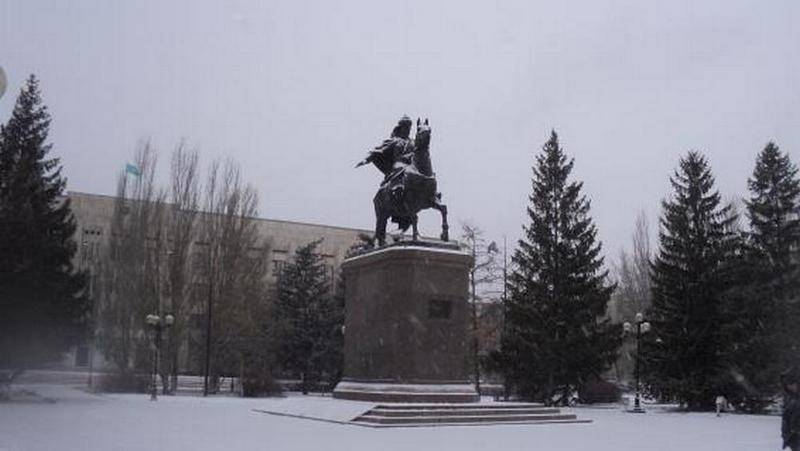 Памятник Сырыму Датову в Уральске. Тут батыр сидит на коне.