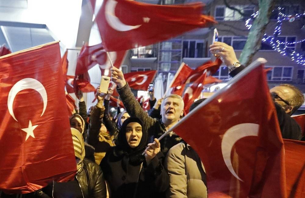 Митингующие граждане Турции собрались у посольства страны в Роттердаме