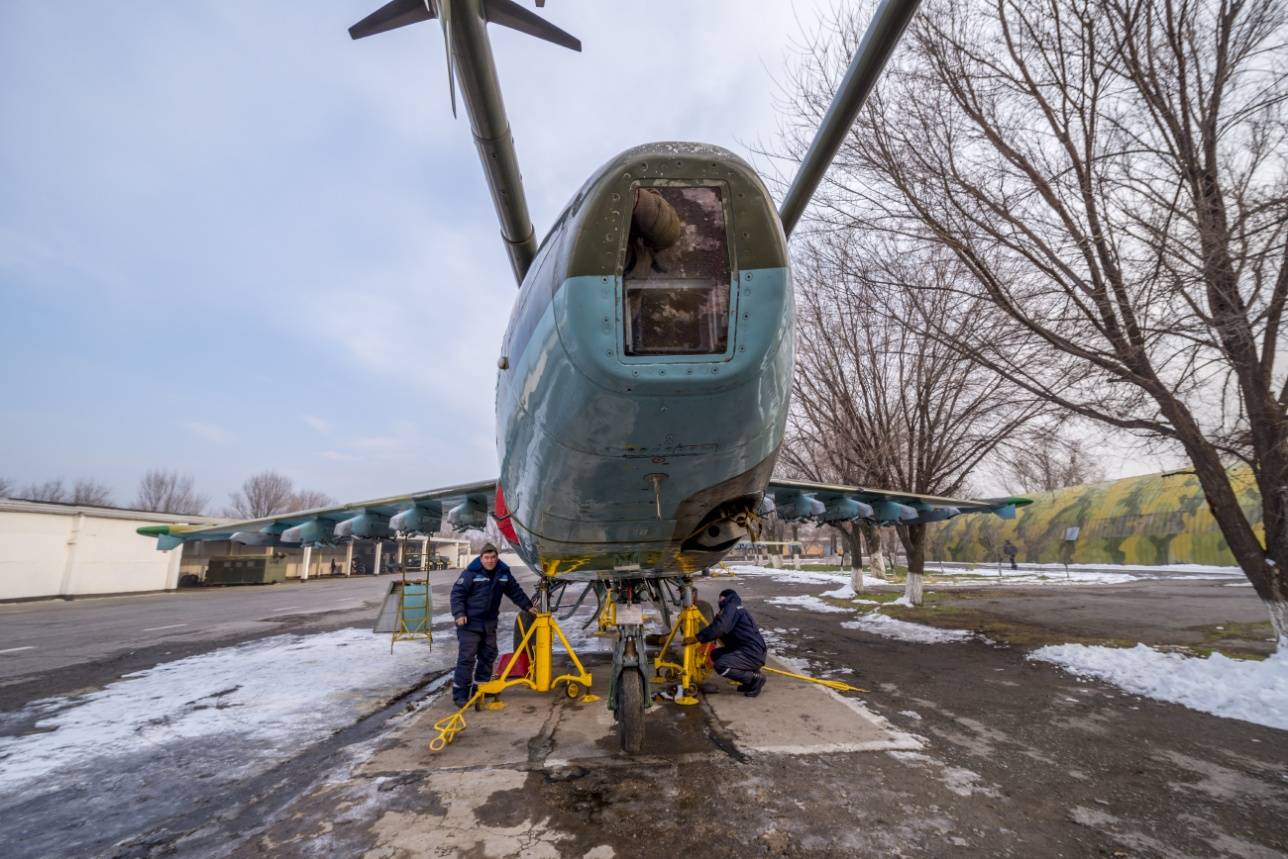 Ремонт Су-25 в технико-эксплуатационной части авиабазы