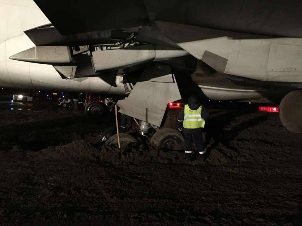 Самолёт глубоко в грунт, по словам специалистов, очень повезло, что он не сел на двигатели