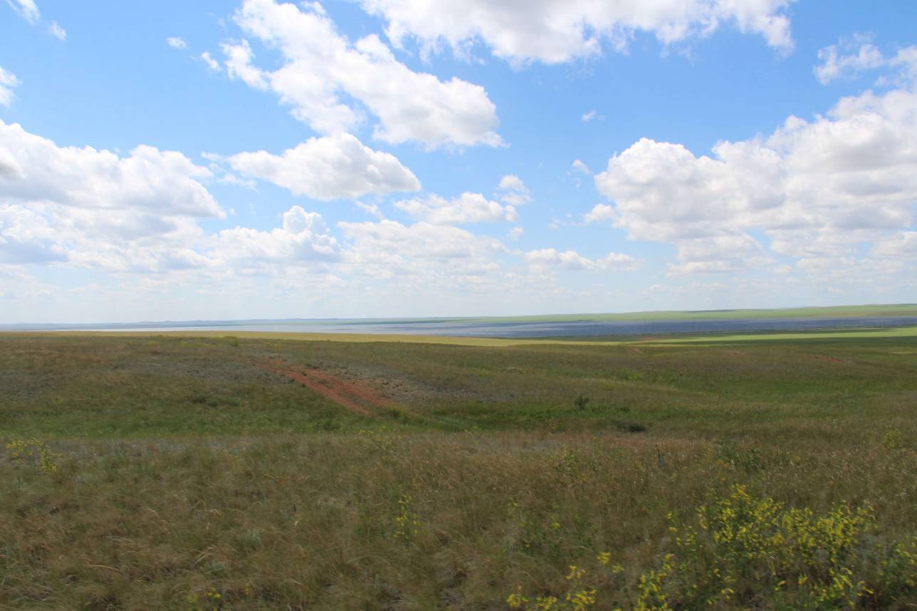 Шыбынды көлінің Жаман қанды адыр тауында тұрып тартылған суреті 