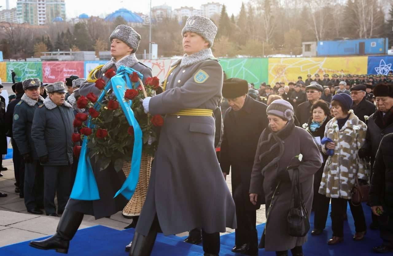 Начало торжественной церемонии возложения цветов