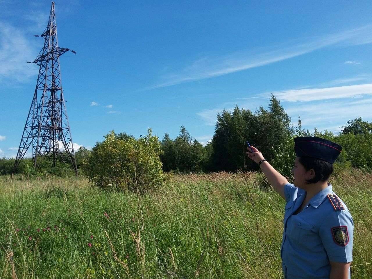 Юноша взобрался на высоковольтный столб, чтобы сделать селфи