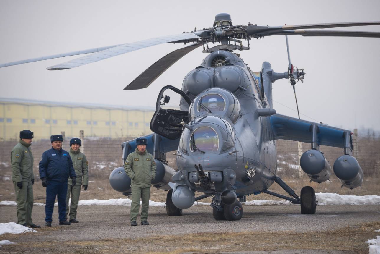 Транспортно-боевой Ми-17 на авиабазе "Первомайская"