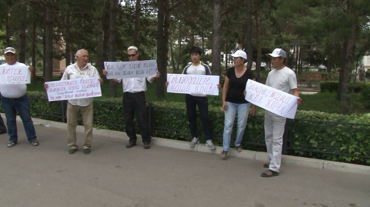 Жители посёлка Бактыбай митингуют против строительства трассы