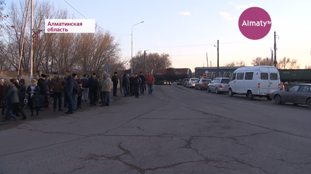 Километровые пробки у железнодорожного переезда в Шамалгане 