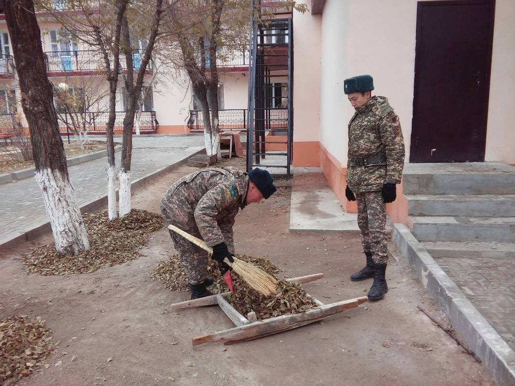 Военнослужащие постоянно оказывает помощь старикам