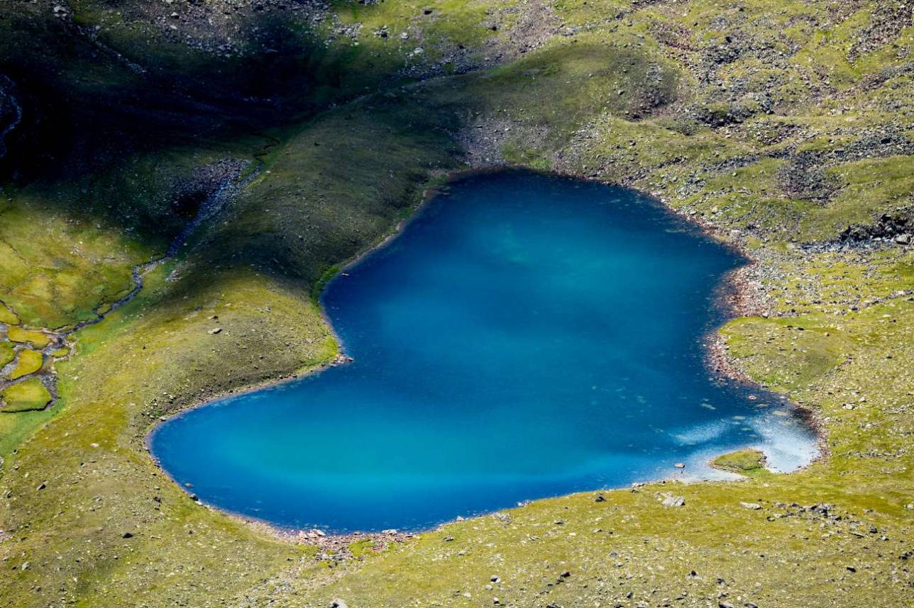 Ледники питают водой моренные озера и горные реки