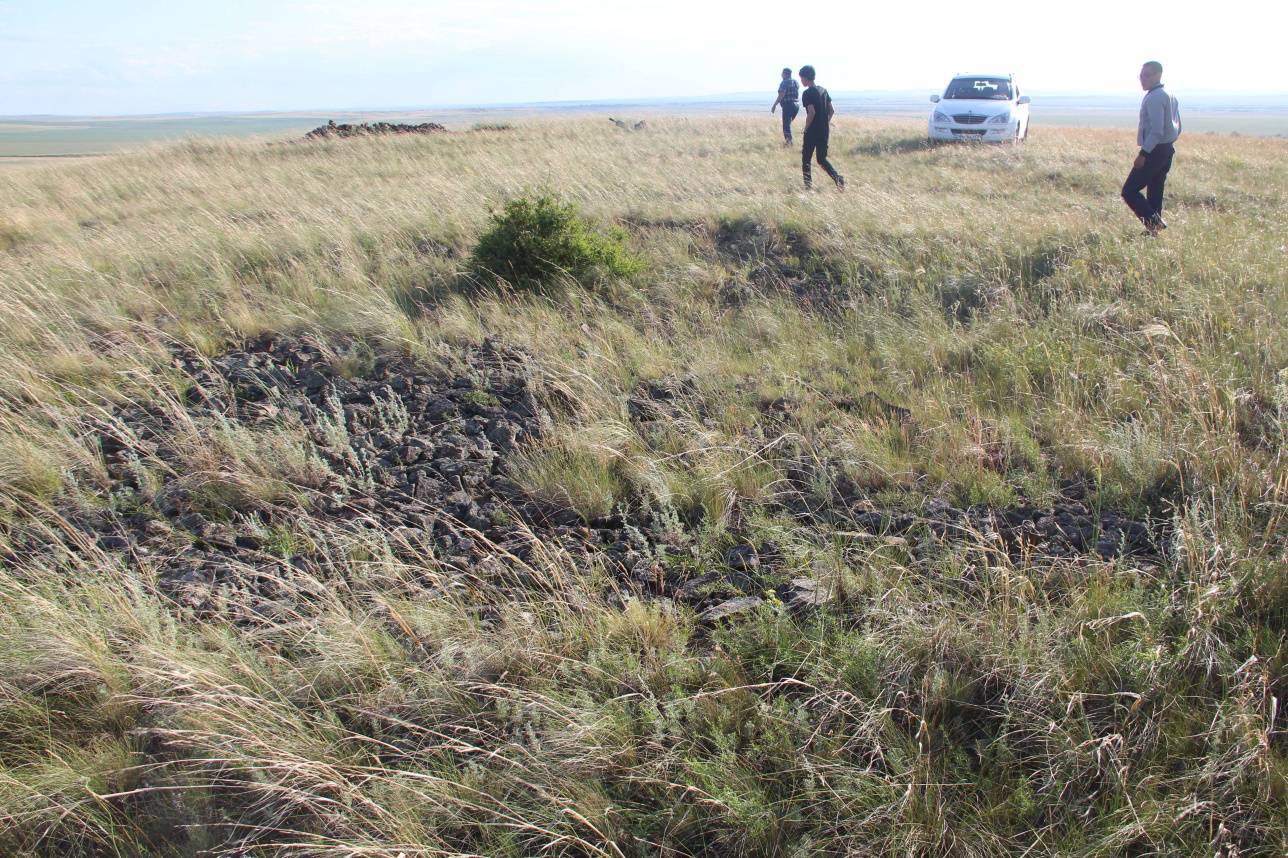 Жалғыз төбенің үстіндегі жер боп кеткен қорымдардың бір бөлегі 