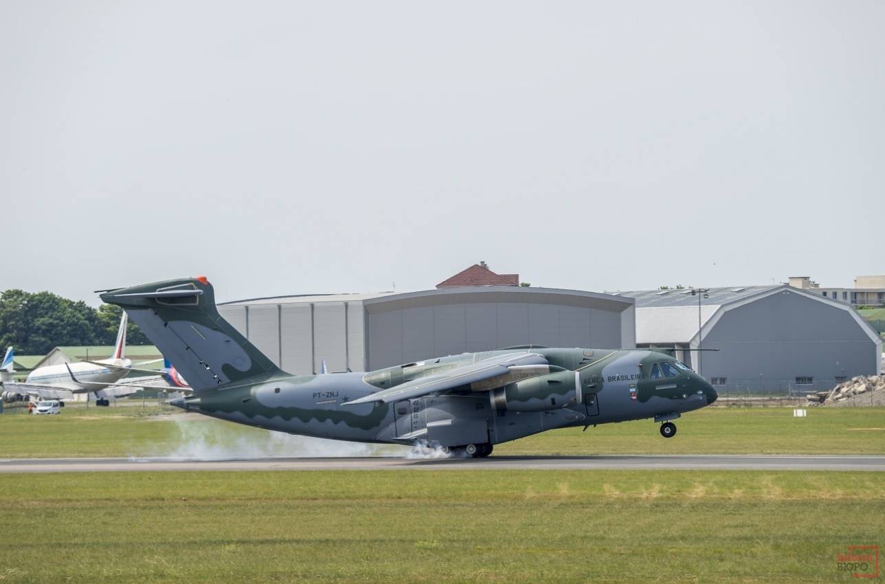 Бразильский военно-транспортный самолёт Embraer KC390