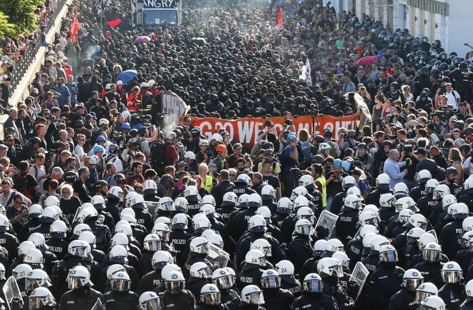 В столкновениях с протестующими в Гамбурге пострадали 74 полицейских