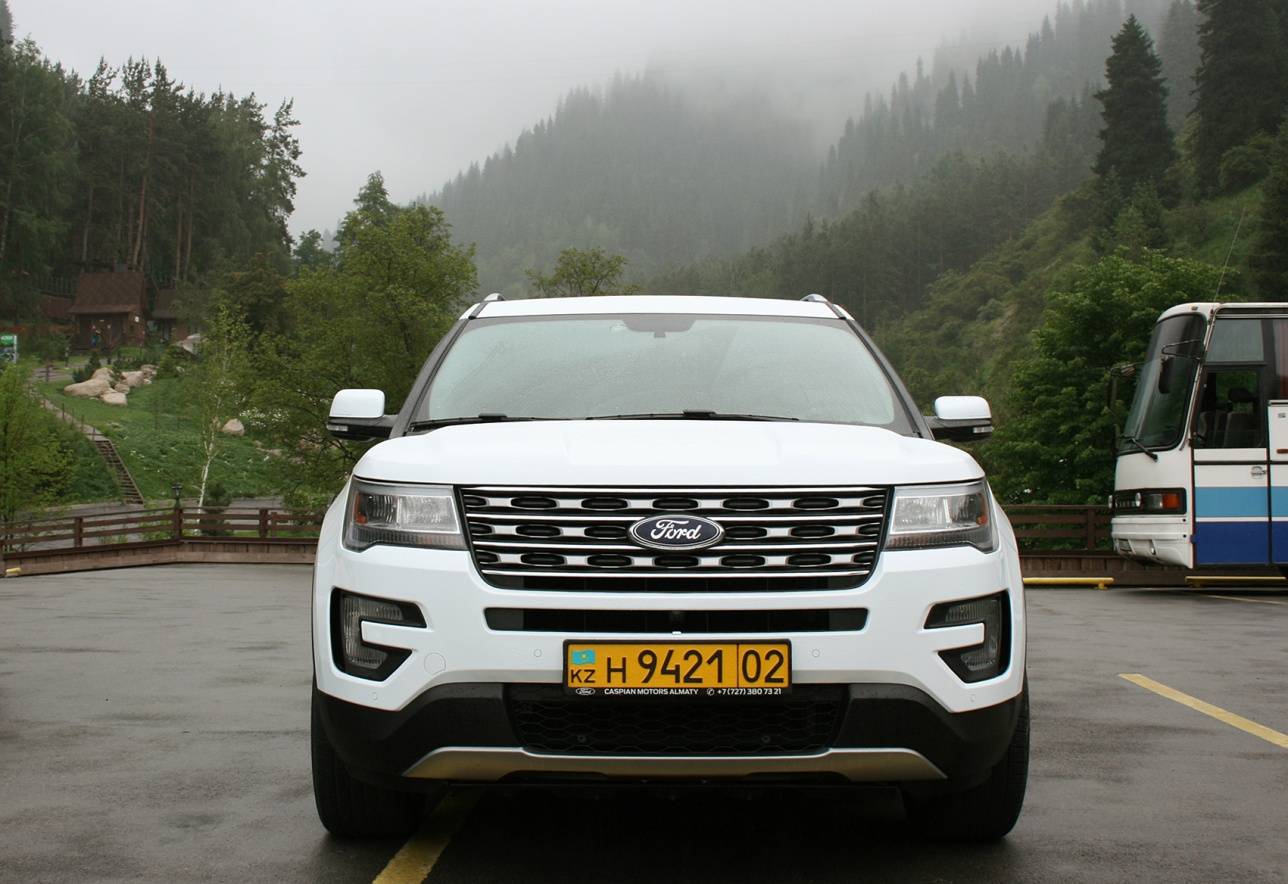 Ford Explorer 2016 спереди