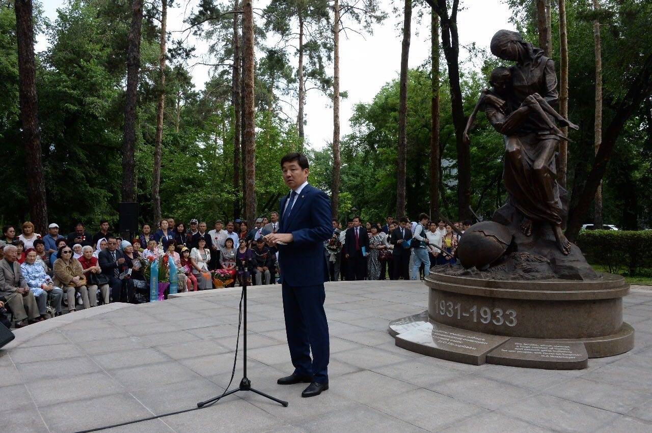 Открыл памятник аким Алматы Бауыржан Байбек