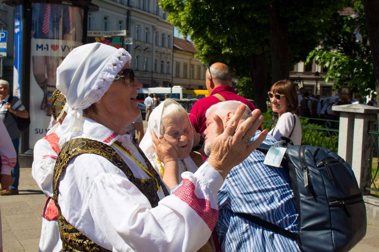 Жители Вильнюса приветствуют друг друга на фестивале 