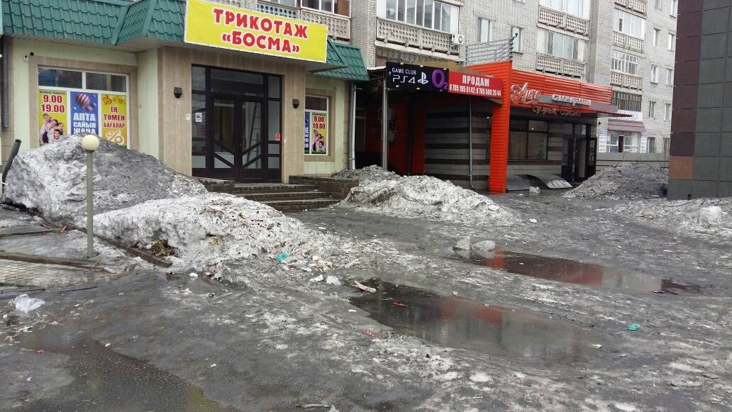 Магазины в центре Семея топит талыми водами