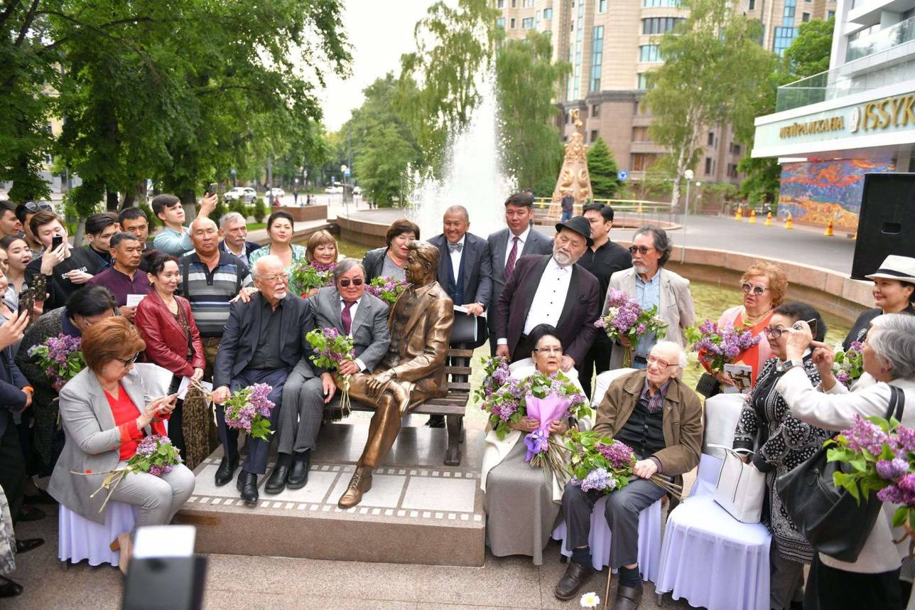 На церемонии открытия памятника Шакену Айманову