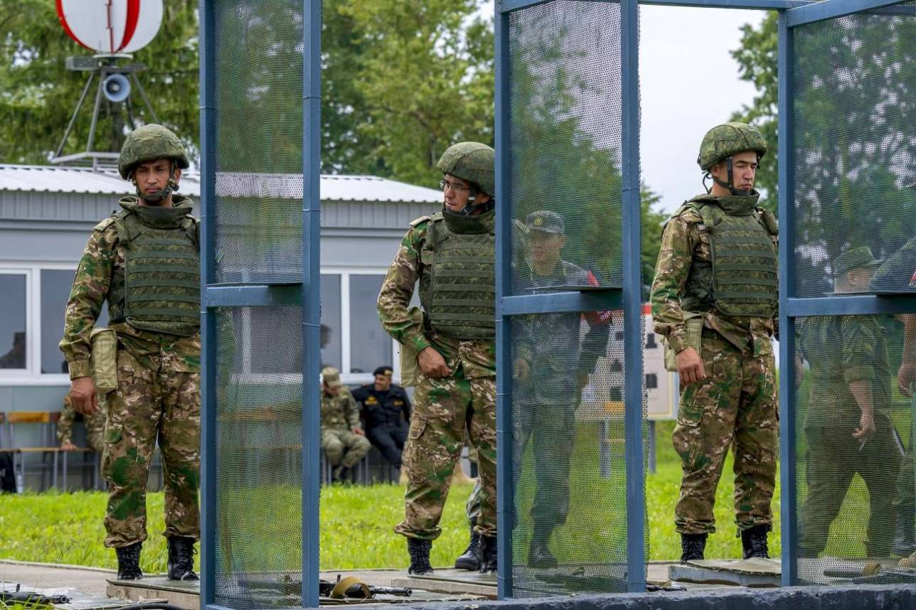 Узбекские военнослужащие перед началом соревнований