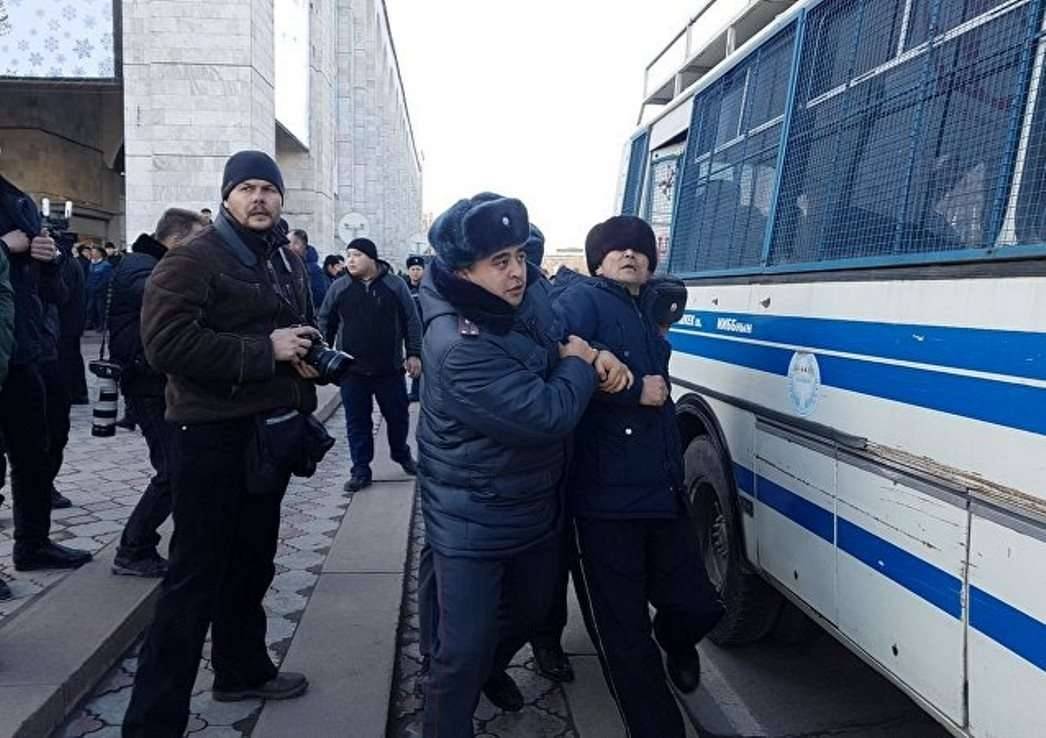 Участников митинга начали задерживать