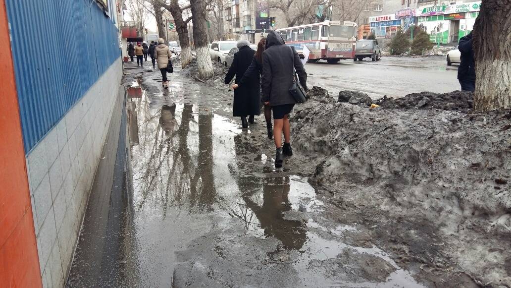 Семейчане вынуждены прыгать через лужи в центре города