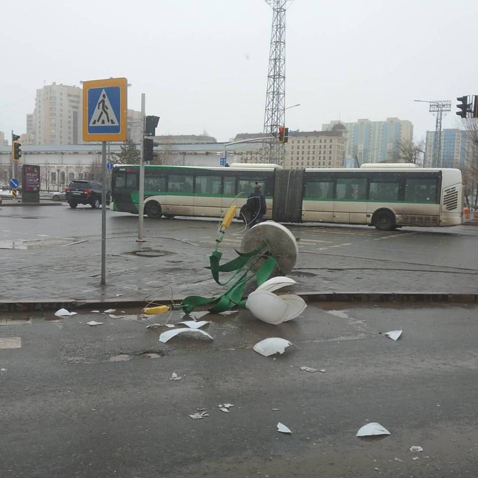 Ветер повалил и разрушил скульптуру цветка в горшочке