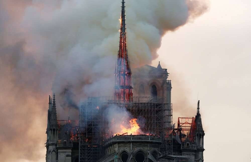 В Париже горит Notre Dame de Paris