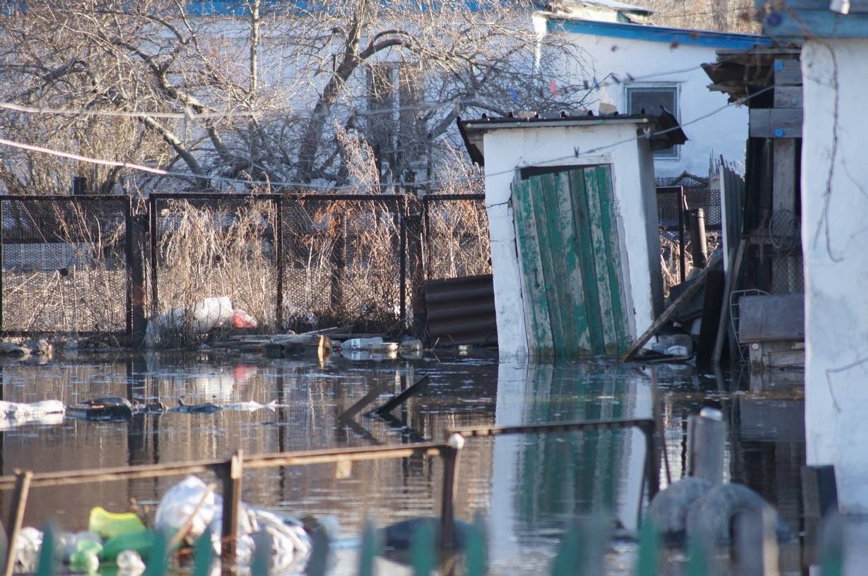 Талые воды с каждым днём затапливают дома всё больше