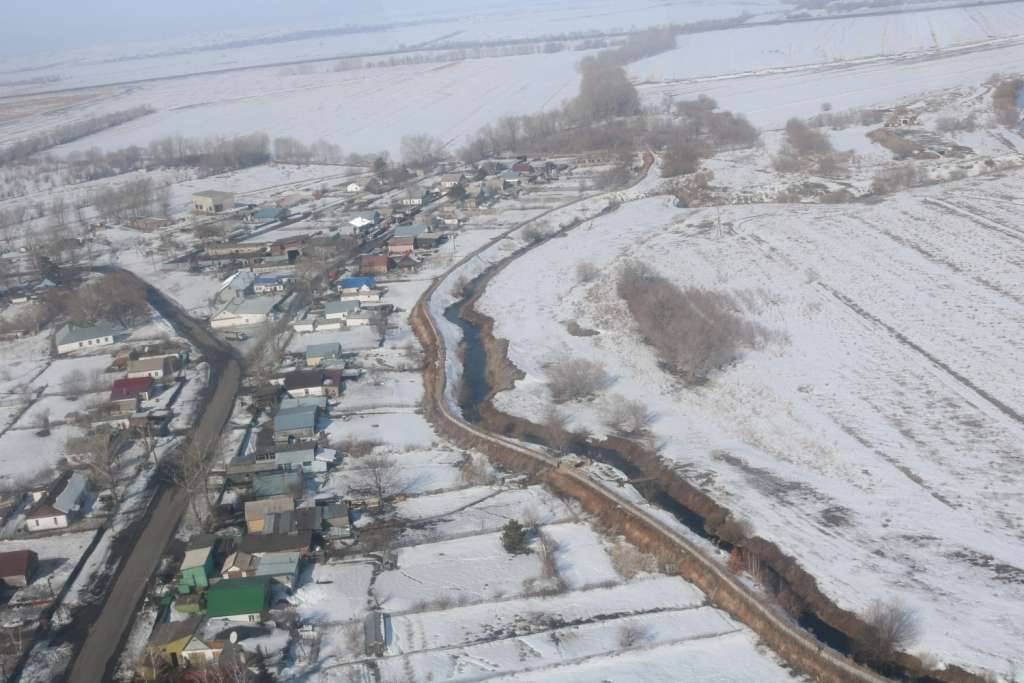 Земляные валы вдоль берега реки в Карагандинской области