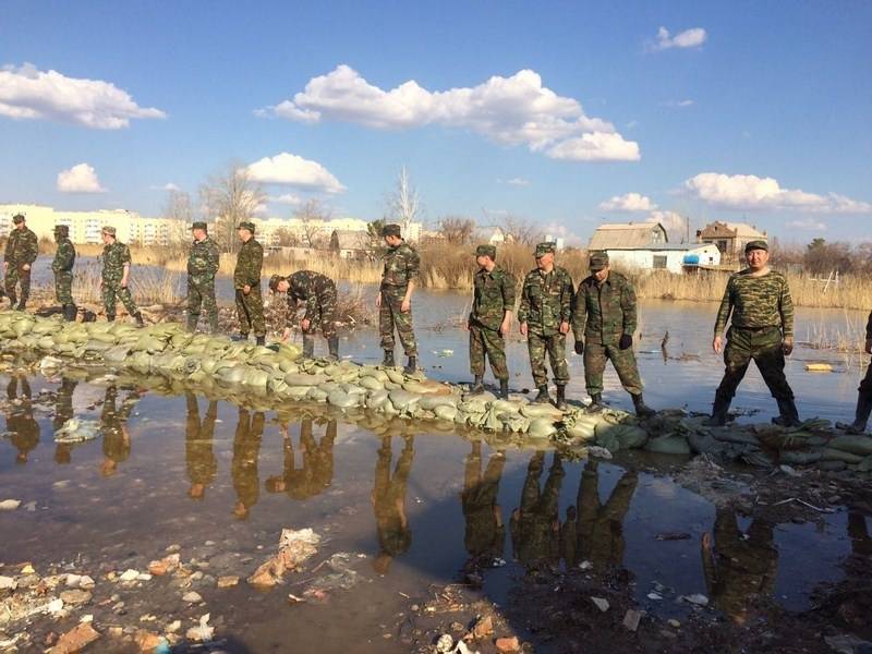 Более 20 тысяч мешков в песком уложили, чтобы избежать подтопление домов