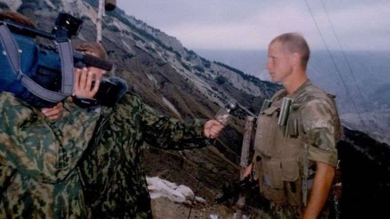 Эта и несколько других фотографий Олега Пулатова были опубликованы на сайте Киевского высшего общекомандного училища, которое он закончил. Расследователи считают, что именно этот человек находился рядом с "Буком" в момент пуска ракеты по малайзийскому "Боингу". Пулатов это отрицае