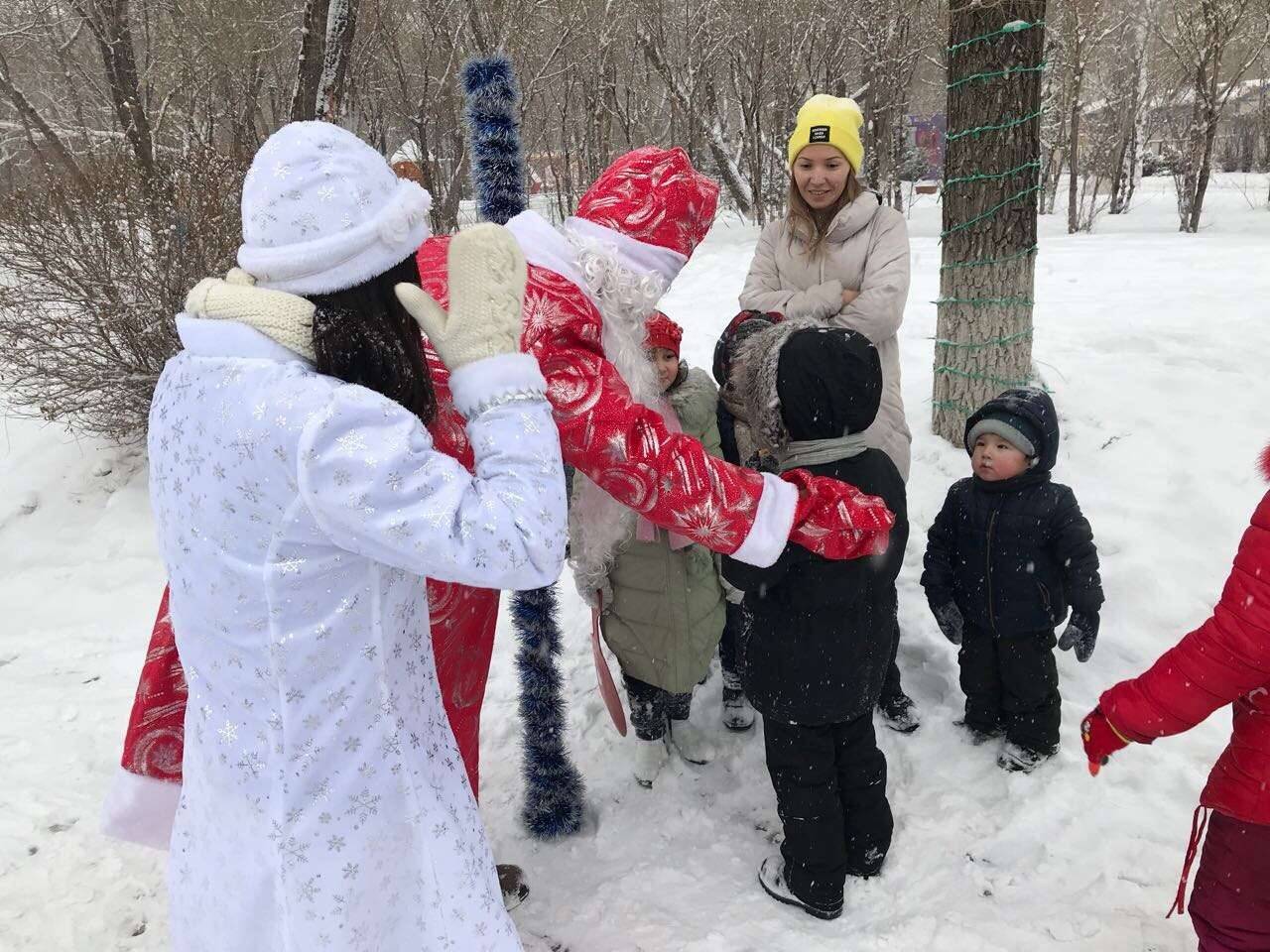 Балақайлар Аяз атаға тақпақтары мен әндерін айтып, өзіне тиесілі тәтті сыйлығын алды